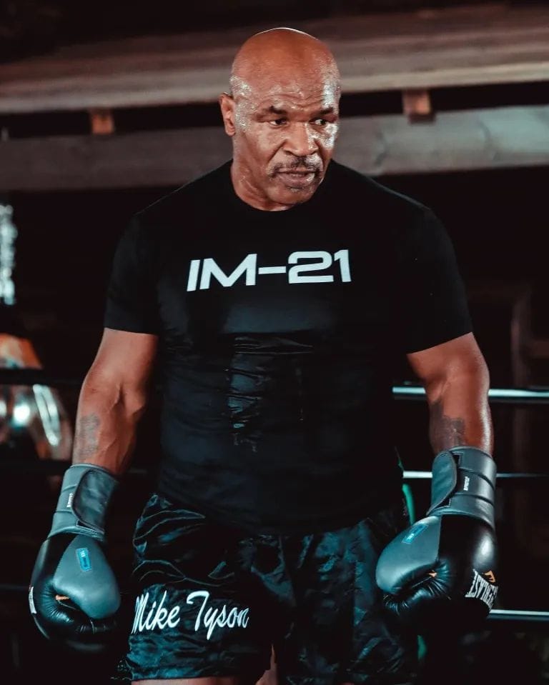 IRON WILL Mike Tyson threw up blood before passing out in medical emergency then ignored doctors 2 WhatsApp Gorsel 2024 11 07 saat 17.15.45 87b9b722