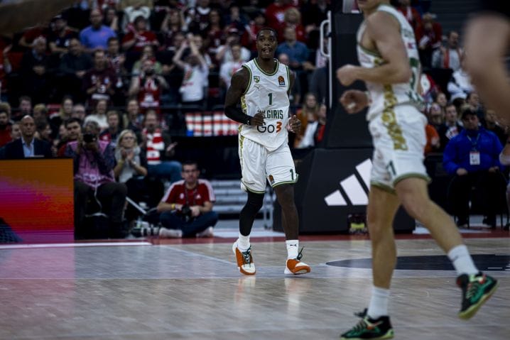 Lonnie Walker IV goes scoreless in his EuroLeague debut 2 image 150