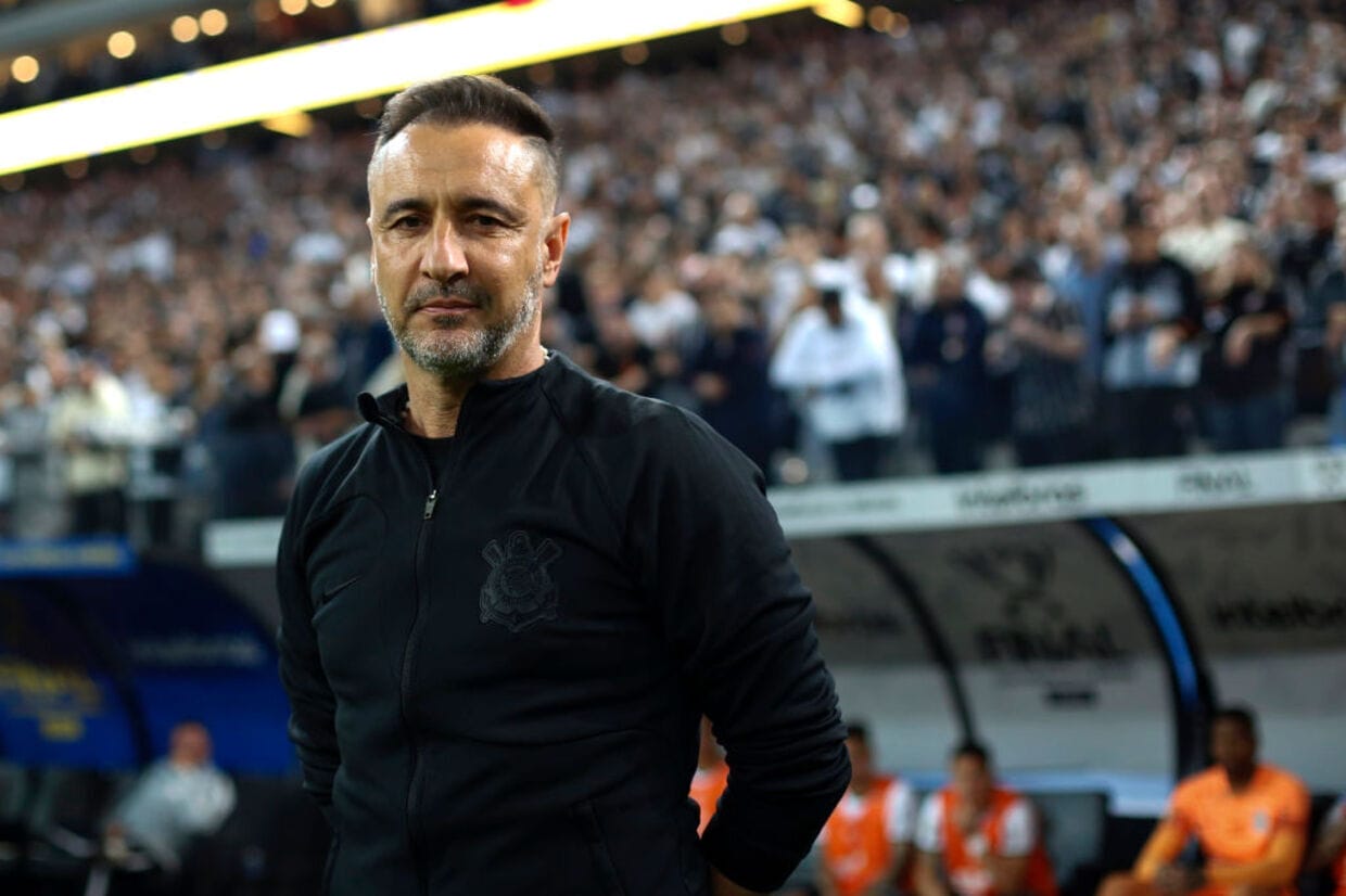 "Vítor Pereira during his managerial tenure at Corinthians, in a stadium full of fans."