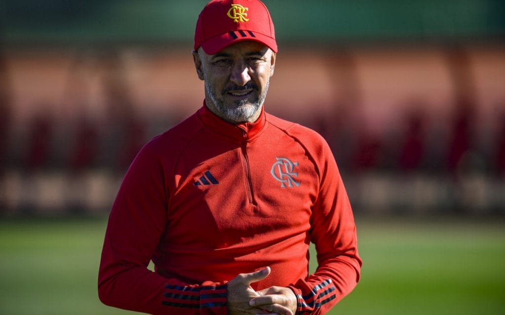 "Vítor Pereira leading a training session as Flamengo’s head coach."
