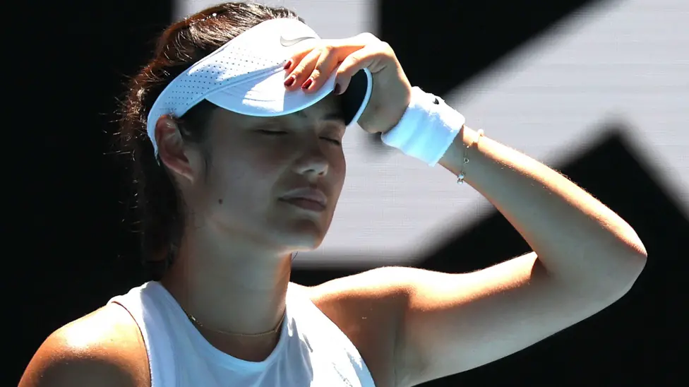 Raducanu Crushed by Swiatek in One-Sided Melbourne Encounter 1 001 11