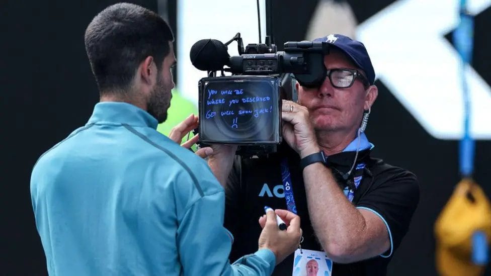 Carlos Alcaraz wrote a message to Jack Draper on a TV camera after the Briton's retirement

