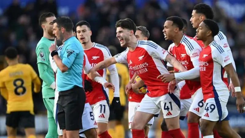'One of the Worst Decisions': Lewis-Skelly's Red Card Sparks Outrage 1 Arsenal a été contraint de jouer les 47 dernières minutes contre les Wolves avec 10 hommes après le carton rouge de Myles Lewis-Skelly contre les Wolves.