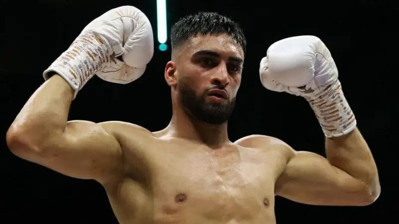 Paperbacks, Media Training & World Titles – Inside Adam Azim’s Rise to the Top 2 Azim debutó como profesional en diciembre de 2020 y ha detenido a nueve de sus 12 oponentes