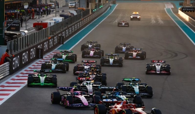 Carlos Sainz, Ferrari SF-24, Pierre Gasly, Alpine A524, George Russell, Mercedes F1 W15, Nico Hulkenberg, Haas VF-24, Fernando Alonso, Aston Martin AMR24, the remainder of the field at the start

