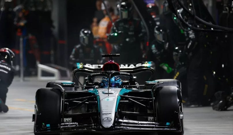 Wolff: "It Will Be Difficult to Overcome the Car's Inconsistent Performance in 2025" 3 George Russell, Mercedes F1 W15, in the pit lane