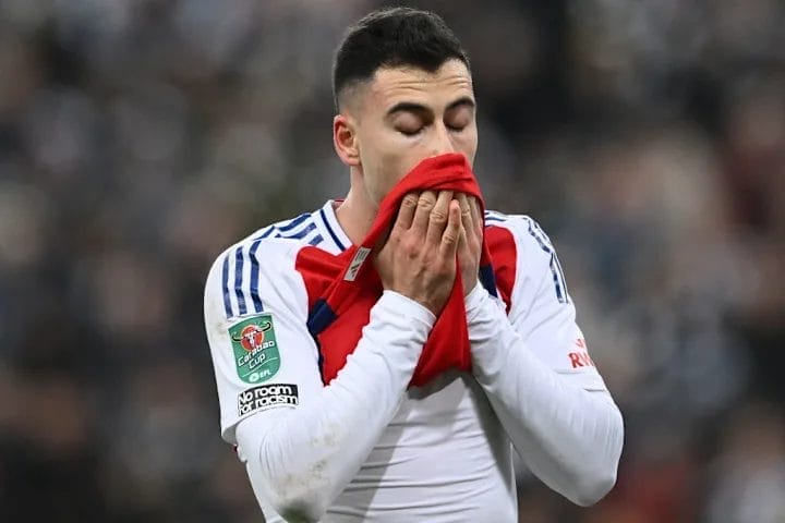 Gabriel Martinelli: Mikel Arteta Offers Worrying Injury Update After Carabao Cup Exit 2 Martinelli left with his head in his hands / Stu Forster/GettyImages