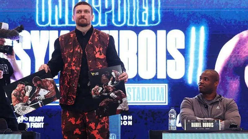 Usyk had photographs ready for Dubois and his promoter Frank Warren to sign