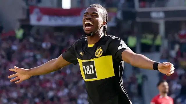 Carney Chukwuemeka Stunning Cameo Sparks Borussia Dortmund into Life 1 Carney Chukwuemeka inspired a stunning turnaround against Borussia Monchengladbach last weekend, convincing Dortmund to open talks with Chelsea.