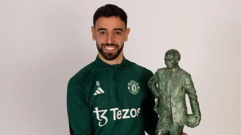 Man Utd won't hold end of season award dinner 1 Manchester United captain Bruno Fernandes received the 2024 Sir Matt Busby player of the year award