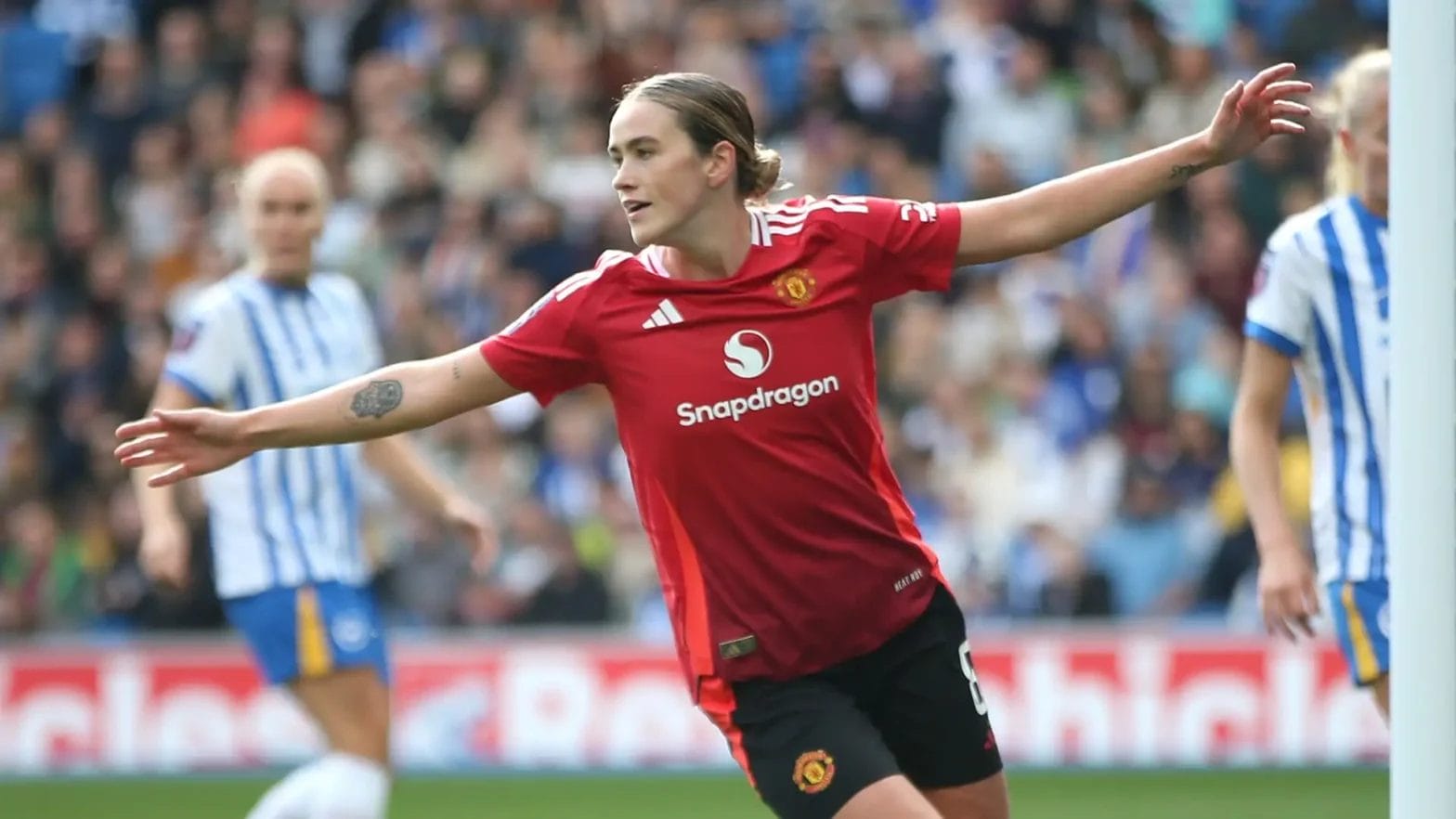 Lionesses star Grace Clinton scored a sublime winning goal as Manchester United started the World Sevens Football tournament in style against Roma.