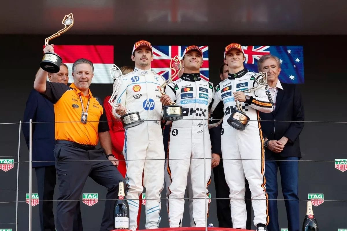 Charles Leclerc, Ferrari, Lando Norris, McLaren, Oscar Piastri, McLaren, Zak Brown, McLaren