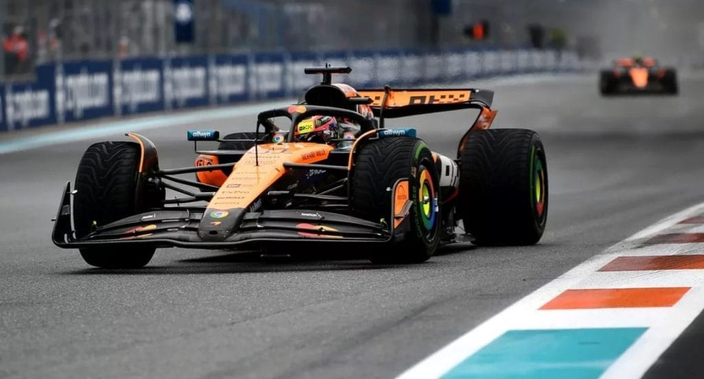 Lando Norris, McLaren, Oscar Piastri, McLaren
