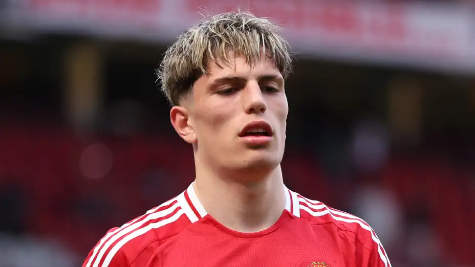 A Chelsea legend has urged his former side to "steer clear" of signing Manchester United star Alejandro Garnacho.
