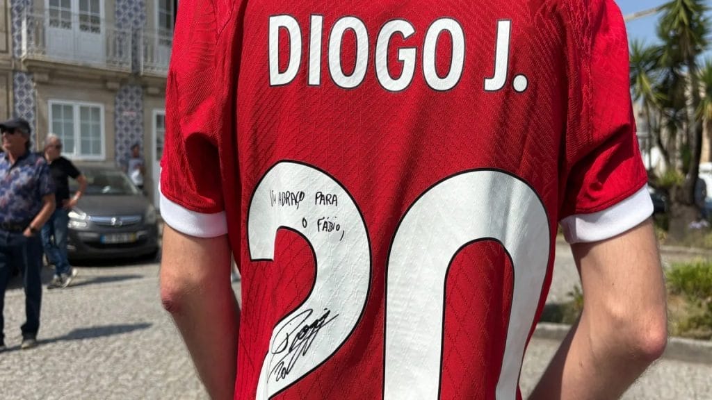One fan wore a Liverpool shirt, marked with Jota's autograph
